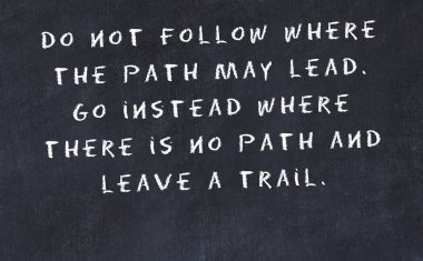 El yazısı bilge motivasyonel alıntı ile siyah kara tahta 