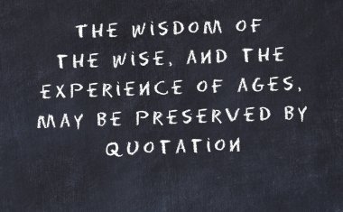 El yazısı bilge motivasyonel alıntı ile siyah kara tahta 