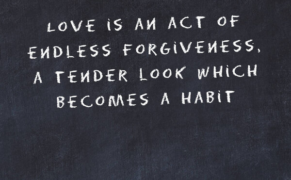 Черная доска с мудрой мотивационной цитатой от руки
 