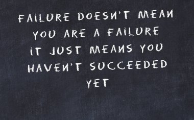 El yazısı bilge motivasyonel alıntı ile siyah kara tahta 