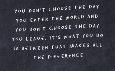 El yazısı bilge motivasyonel alıntı ile siyah kara tahta 