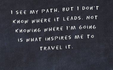 El yazısı bilge motivasyonel alıntı ile siyah kara tahta 