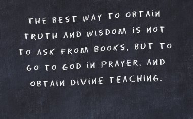 El yazısı bilge motivasyonel alıntı ile siyah kara tahta 