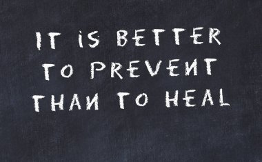 El yazısı bilge motivasyonel alıntı ile siyah kara tahta 