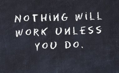 El yazısı bilge motivasyonel alıntı ile siyah kara tahta 