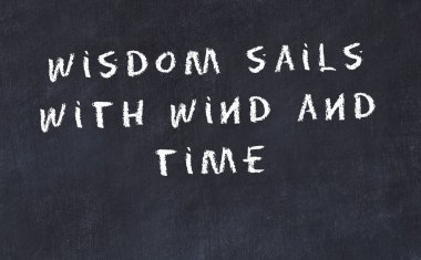 El yazısı bilge motivasyonel alıntı ile siyah kara tahta 