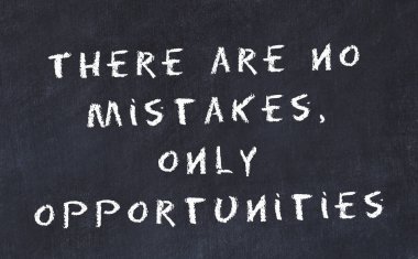 El yazısı bilge motivasyonel alıntı ile siyah kara tahta 