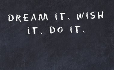 El yazısı bilge motivasyonel alıntı ile siyah kara tahta 