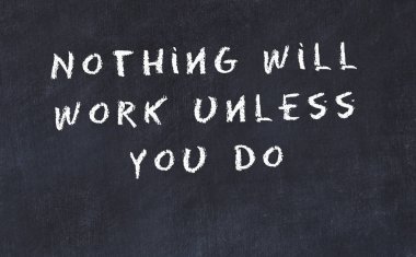 El yazısı bilge motivasyonel alıntı ile siyah kara tahta 