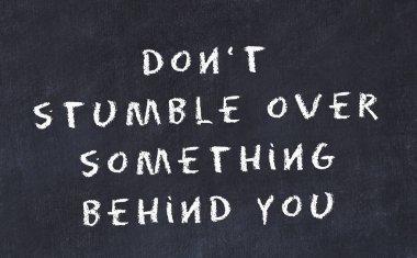 El yazısı bilge motivasyonel alıntı ile siyah kara tahta 