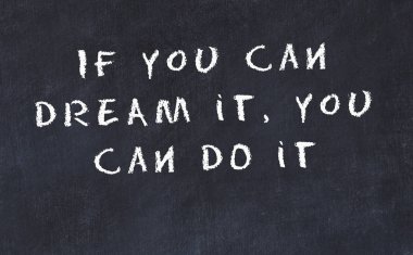 El yazısı bilge motivasyonel alıntı ile siyah kara tahta 