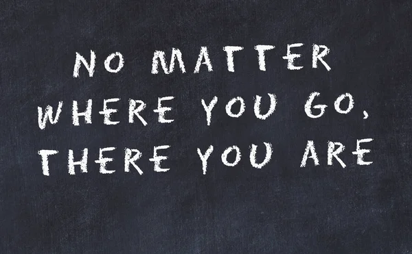 Fekete Chalkboard kézzel írt bölcs motivációs idézet — Stock Fotó