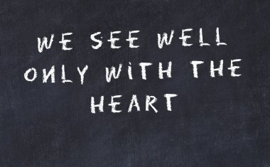 El yazısı bilge motivasyonel alıntı ile siyah kara tahta 