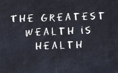 El yazısı bilge motivasyonel alıntı ile siyah kara tahta 
