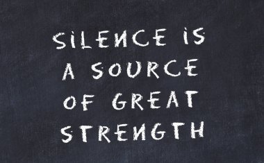 El yazısı bilge motivasyonel alıntı ile siyah kara tahta 