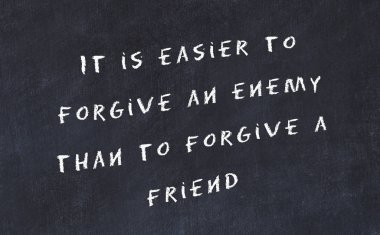 El yazısı bilge motivasyonel alıntı ile siyah kara tahta 