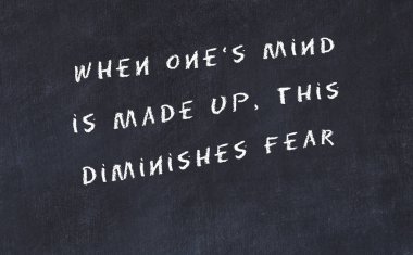 El yazısı bilge motivasyonel alıntı ile siyah kara tahta 