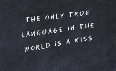 El yazısı bilge motivasyonel alıntı ile siyah kara tahta 