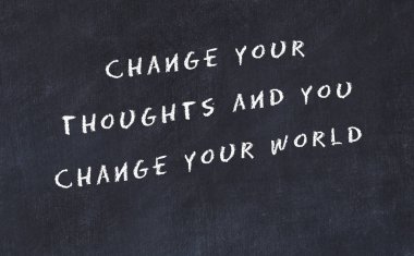 El yazısı bilge motivasyonel alıntı ile siyah kara tahta 