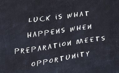 El yazısı bilge motivasyonel alıntı ile siyah kara tahta 