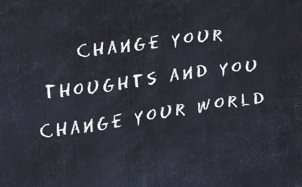 El yazısı bilge motivasyonel alıntı ile siyah kara tahta 