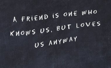 El yazısı bilge motivasyonel alıntı ile siyah kara tahta 