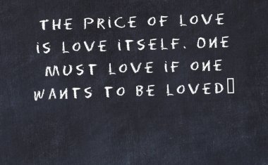 El yazısı bilge motivasyonel alıntı ile siyah kara tahta 