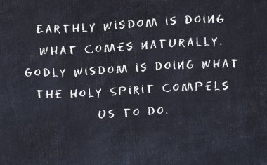 El yazısı bilge motivasyonel alıntı ile siyah kara tahta 