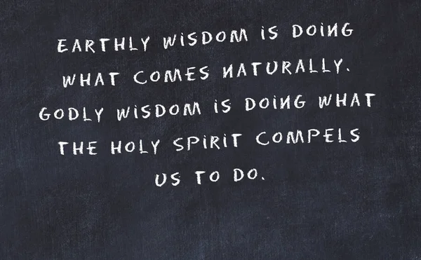 El yazısı bilge motivasyonel alıntı ile siyah kara tahta 