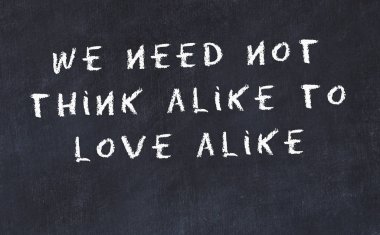 El yazısı bilge motivasyonel alıntı ile siyah kara tahta 