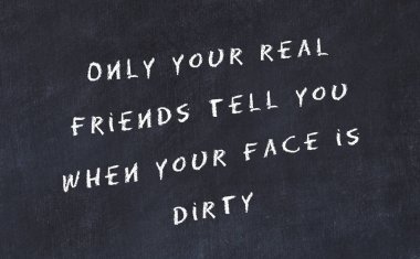 El yazısı bilge motivasyonel alıntı ile siyah kara tahta 