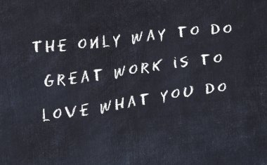 El yazısı bilge motivasyonel alıntı ile siyah kara tahta 