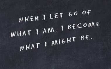 El yazısı bilge motivasyonel alıntı ile siyah kara tahta 