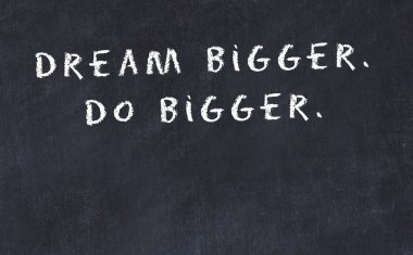 El yazısı bilge motivasyonel alıntı ile siyah kara tahta 