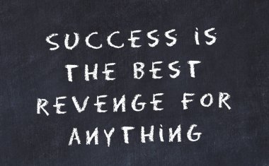 El yazısı bilge motivasyonel alıntı ile siyah kara tahta 