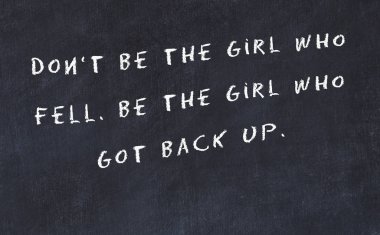 El yazısı bilge motivasyonel alıntı ile siyah kara tahta 