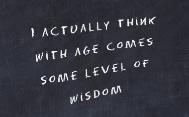 El yazısı bilge motivasyonel alıntı ile siyah kara tahta 