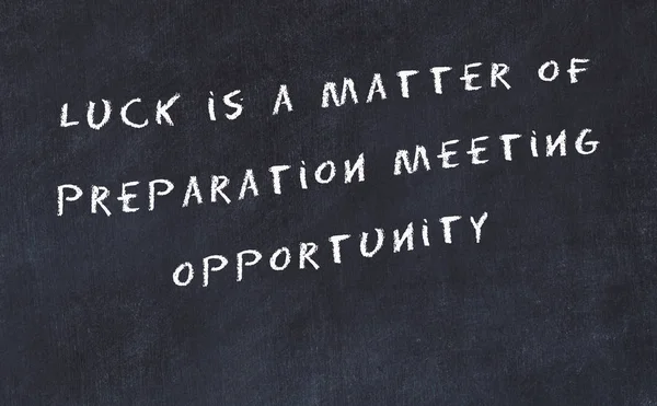 El yazısı bilge motivasyonel alıntı ile siyah kara tahta — Stok fotoğraf
