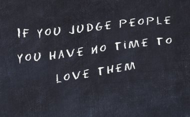 El yazısı bilge motivasyonel alıntı ile siyah kara tahta 