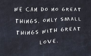 El yazısı bilge motivasyonel alıntı ile siyah kara tahta 