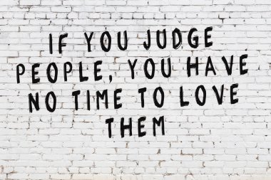 Boyalı siyah motivasyonel alıntı yazıtı ile beyaz tuğla duvar