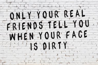 Boyalı siyah motivasyonel alıntı yazıtı ile beyaz tuğla duvar