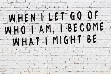 Boyalı siyah motivasyonel alıntı yazıtı ile beyaz tuğla duvar