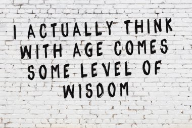 Boyalı siyah motivasyonel alıntı yazıtı ile beyaz tuğla duvar