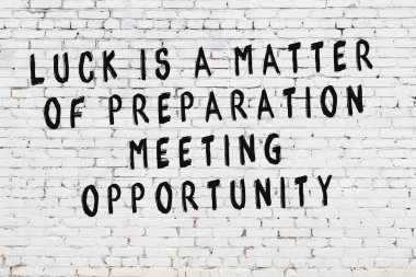 Boyalı siyah motivasyonel alıntı yazıtı ile beyaz tuğla duvar