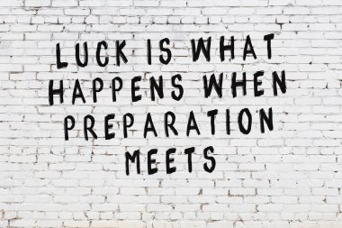 Boyalı siyah motivasyonel alıntı yazıtı ile beyaz tuğla duvar