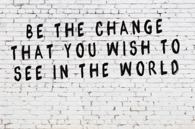 Boyalı siyah motivasyonel alıntı yazıtı ile beyaz tuğla duvar