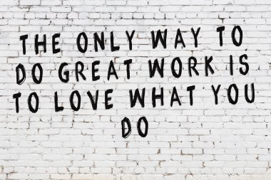 Boyalı siyah motivasyonel alıntı yazıtı ile beyaz tuğla duvar