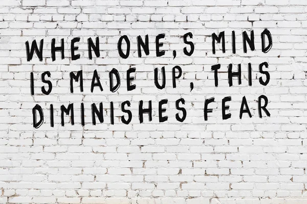 Boyalı siyah motivasyonel alıntı yazıtı ile beyaz tuğla duvar