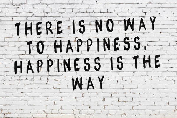 Boyalı siyah motivasyonel alıntı yazıtı ile beyaz tuğla duvar